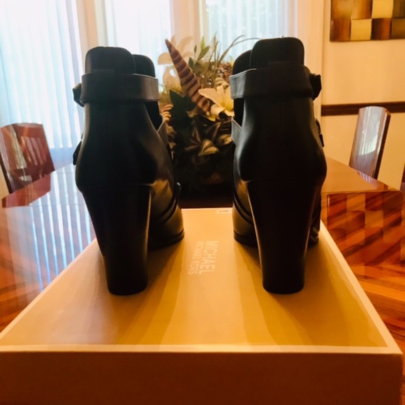 Michael Kores booties like new NO FLAWS - Picture 4 of 4
